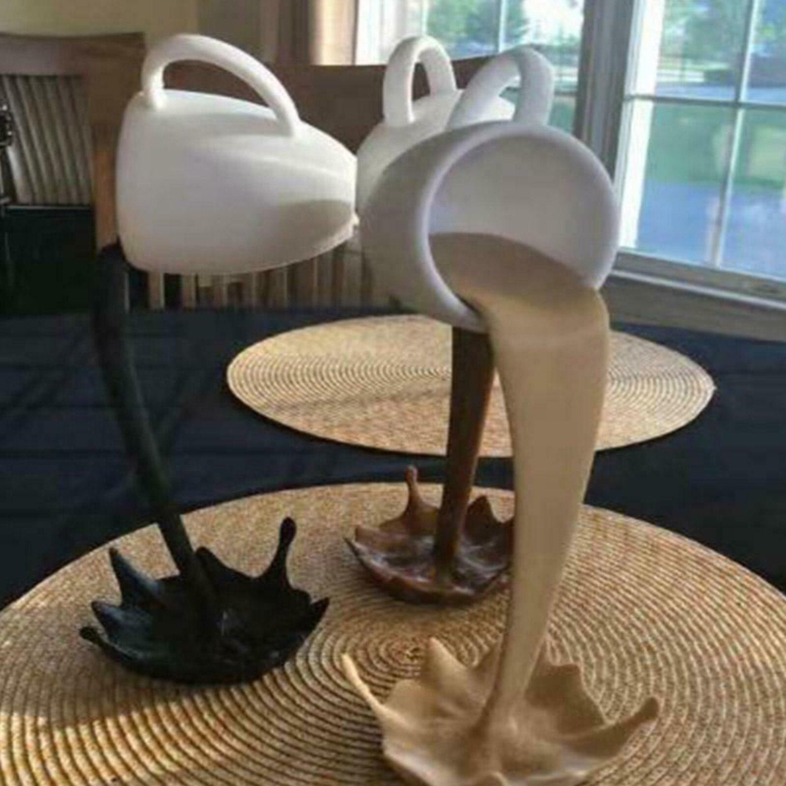 Tasse flottante illusion café — décoration originale maison
