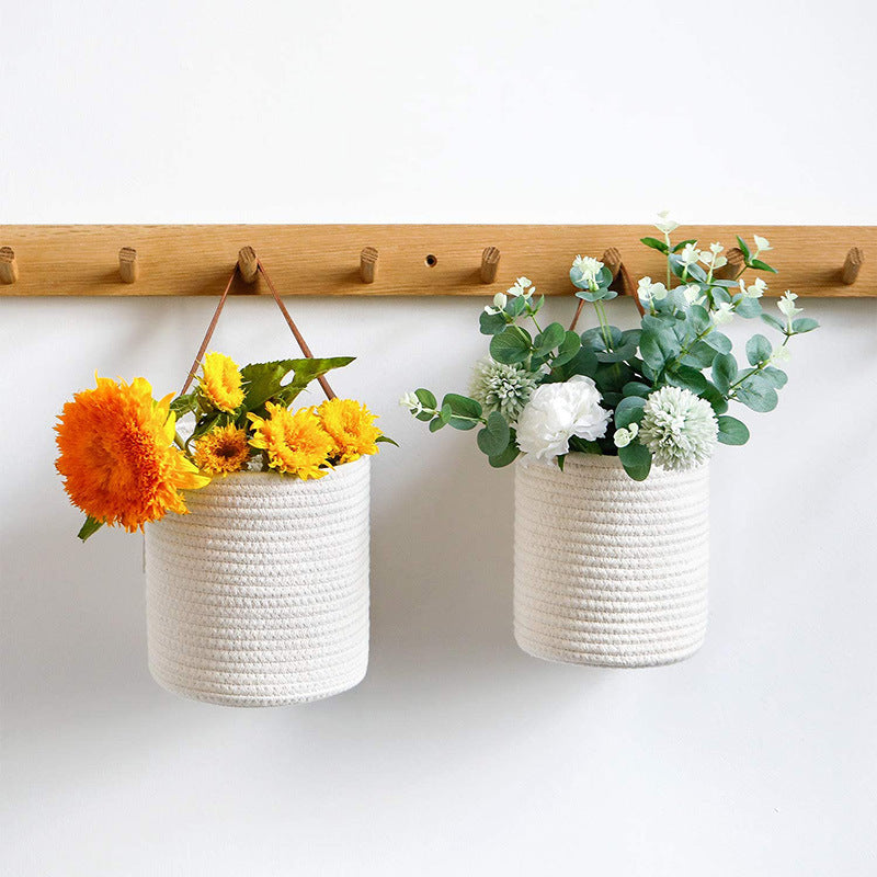 Panier suspendu rotin — ambiance salon bohème naturel