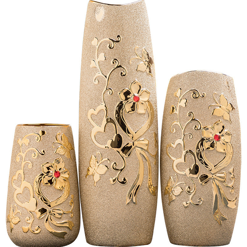 Vase floral doré céramique — ambiance salon raffiné