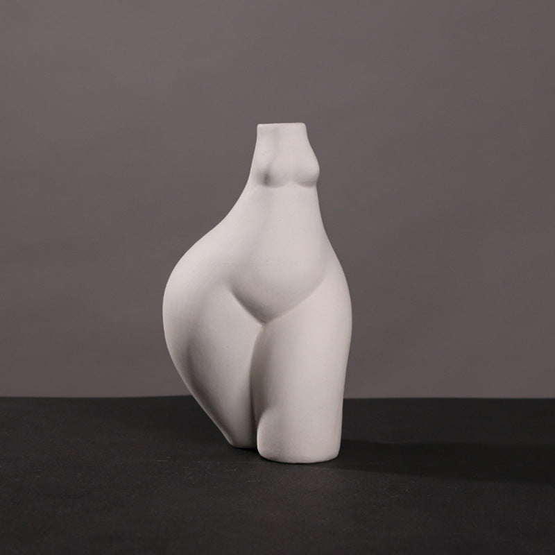 Vase corps féminin céramique — ambiance salon décoration