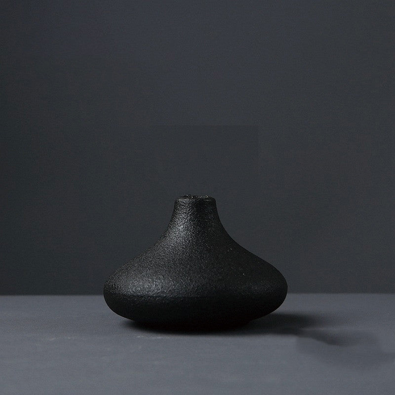 Soliflore céramique noire — décoration salon minimaliste