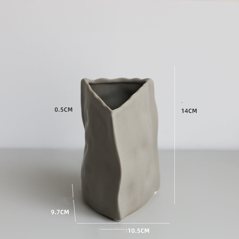 Vase céramique irrégulier — détail texture artisanale