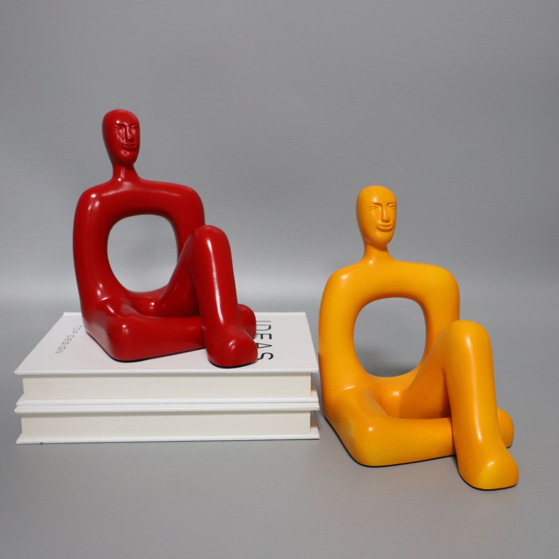 Sculpture minimaliste résine rouge — décoration intérieure design