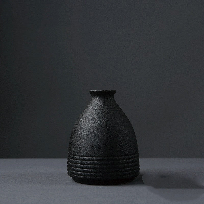 Vase noir céramique artisanal — ambiance intérieur minimaliste
