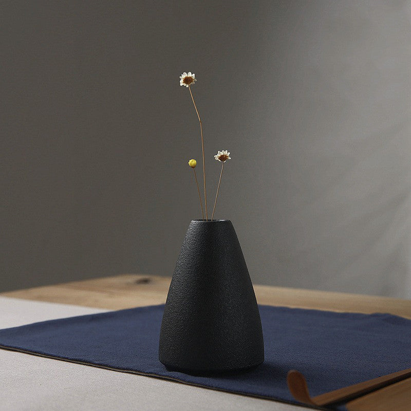 Soliflore noir céramique — fleur unique mise en valeur