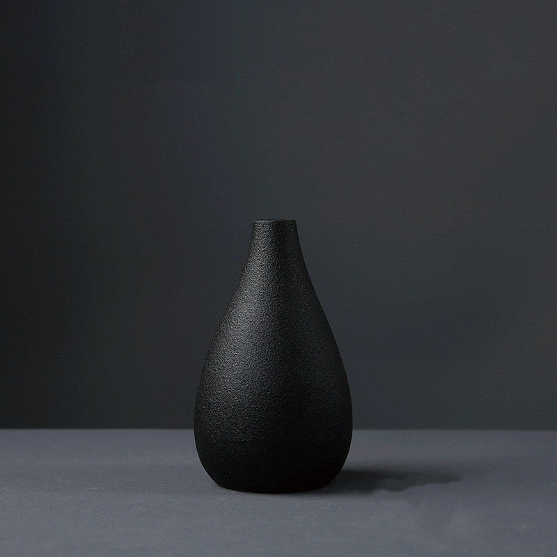 Vase noir poterie artisanale — décoration intérieure épurée