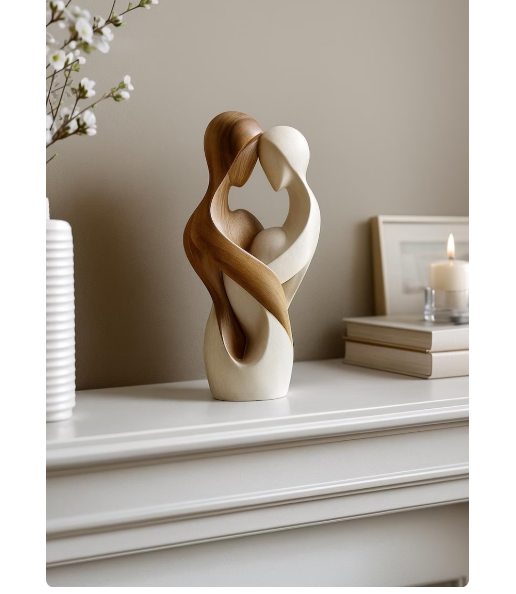 Sculpture couple en bois naturel — décoration moderne romantique