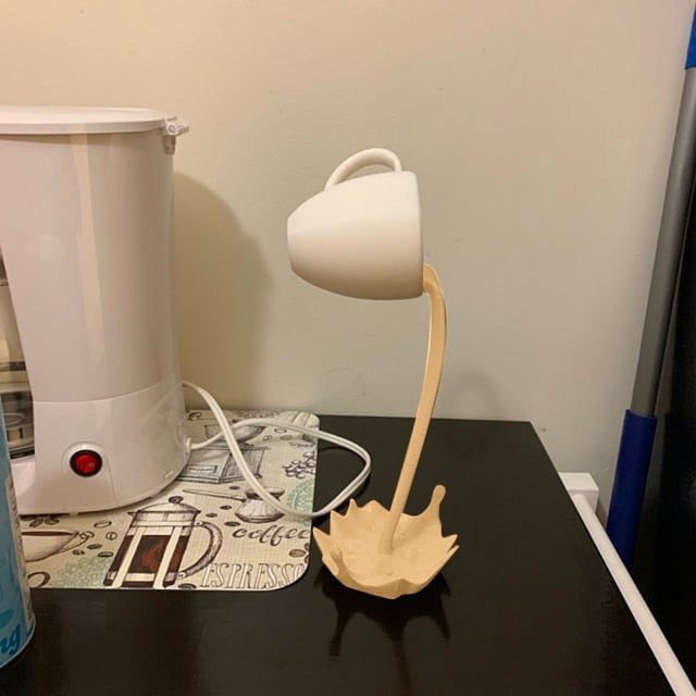 Tasse flottante café illusion — vue ambiance salon