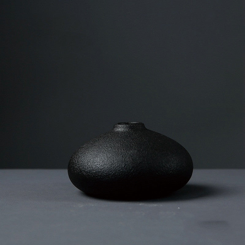Soliflore céramique noir silhouette élancée — décoration bureau