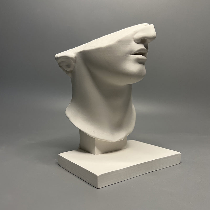 Buste grec en gypse — détail sculpture classique