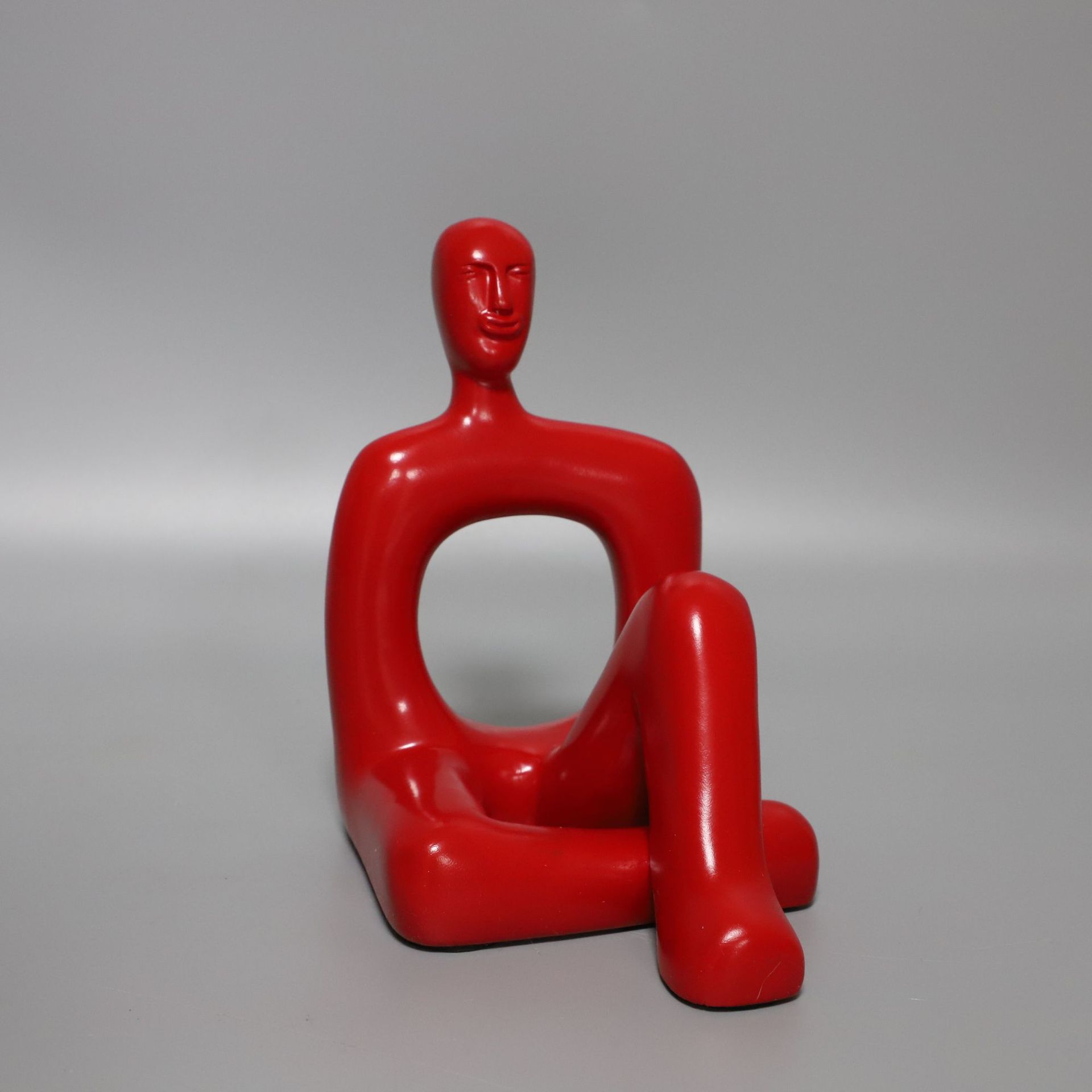 Figurine résine minimaliste noire — décoration bureau étagère