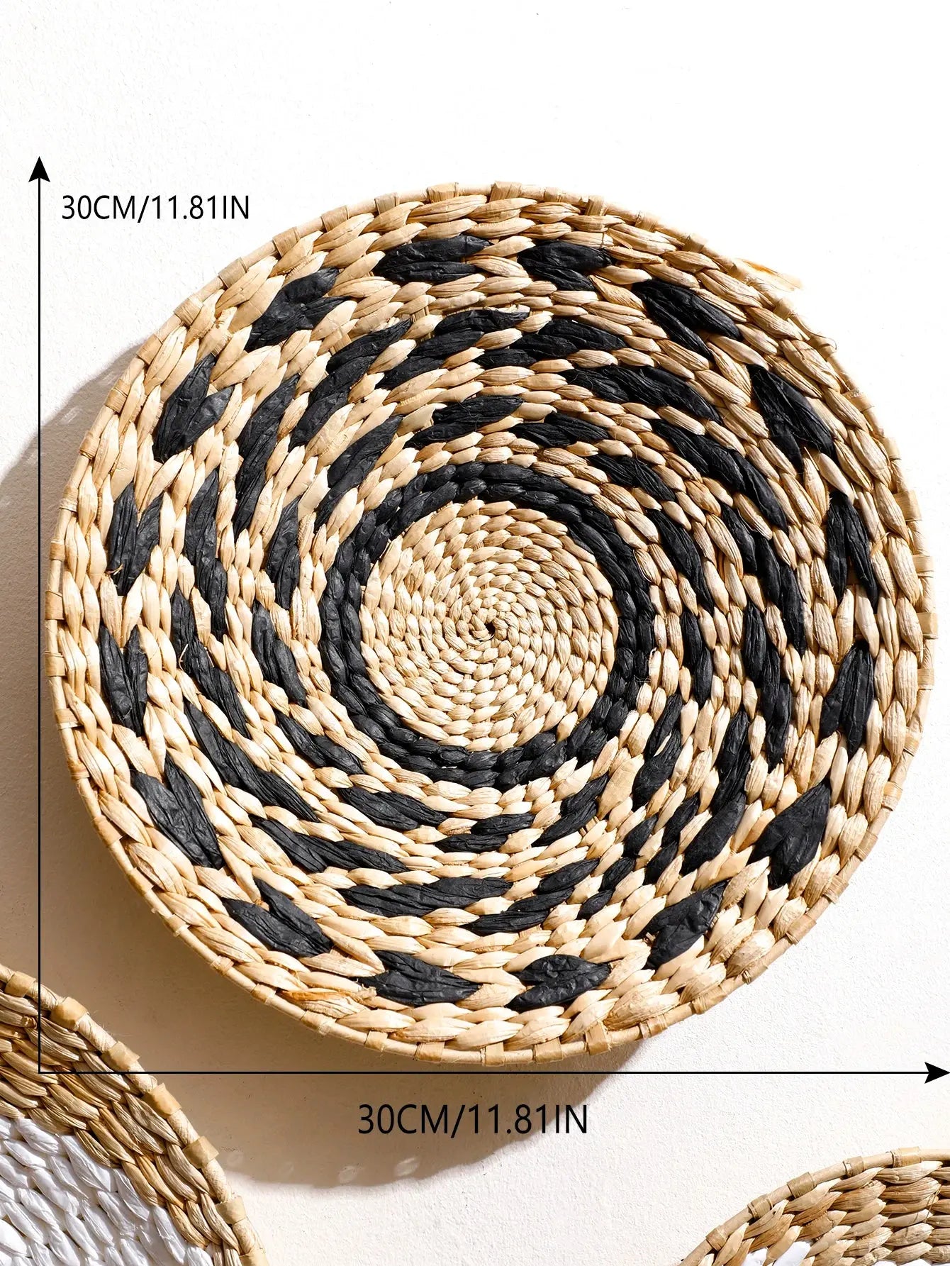 Détail d'un panier mural bohème en fibres naturelles tressées à la main, diamètre 30 cm, décoration murale élégante DARINOVA

💡 Astuce SEO pour DARINOVA :

Images d'ambiance → parle du salon, de la décoration intérieure, du style bohème.
Gros plans → parle du tressage artisanal, de l'osier, des fibres naturelles.
Images avec dimensions → indique la taille (30 cm, 40 cm, etc.).