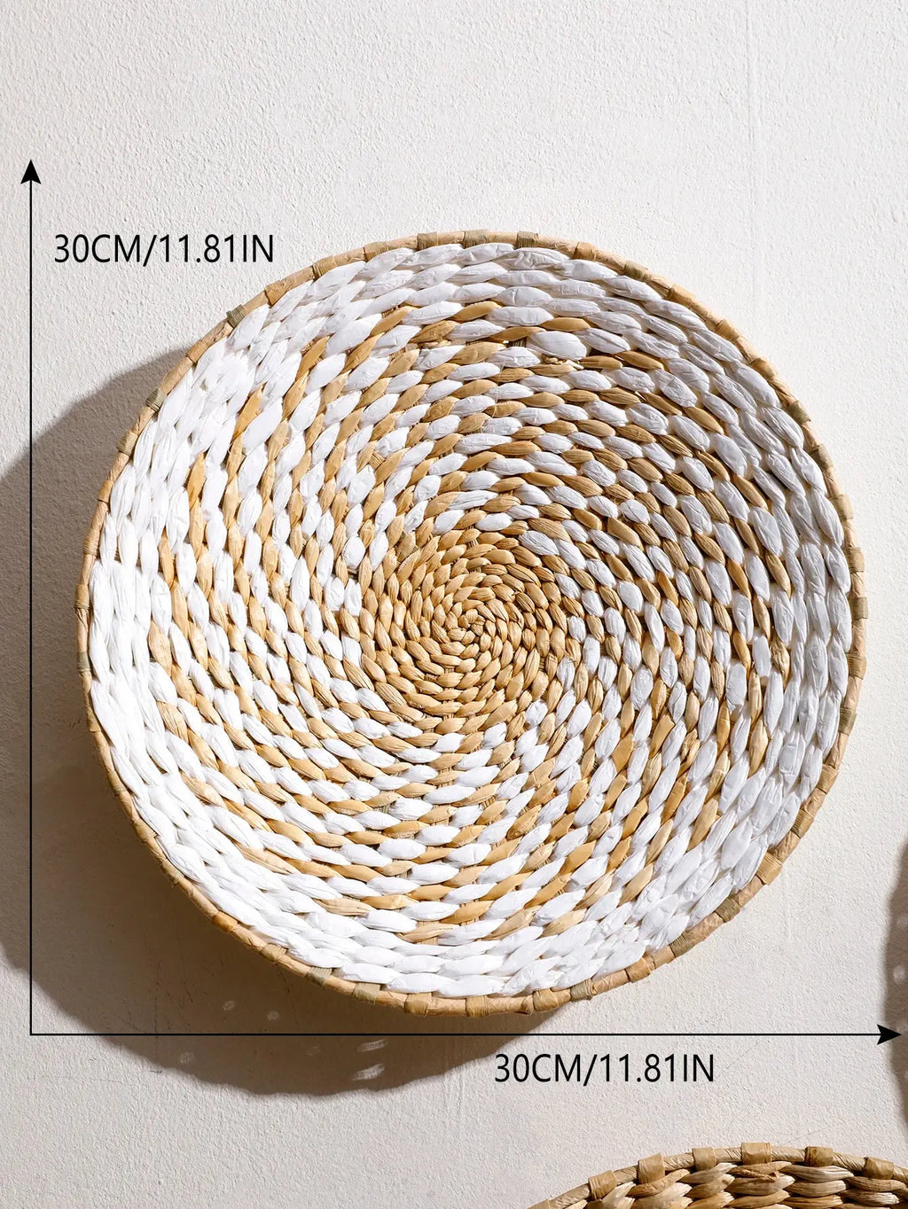 Panier mural bohème rond de 30 cm en osier tressé blanc et naturel, décoration murale artisanale pour salon et intérieur moderne DARINOVA