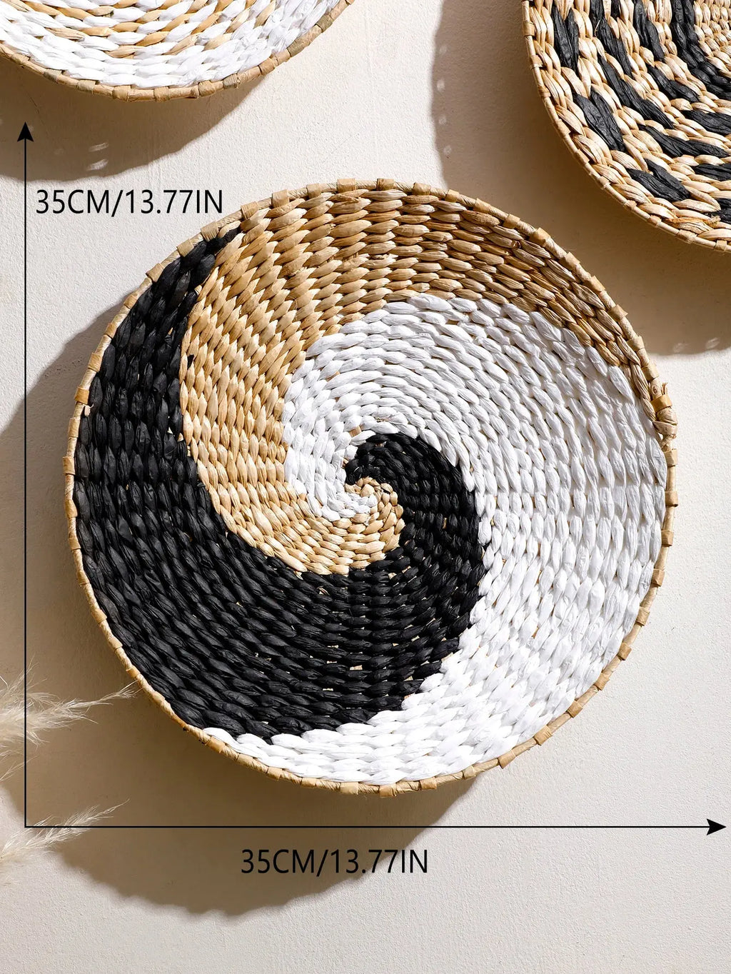 Grand panier mural bohème de 35 cm en osier tressé naturel, décoration murale artisanale noire, blanche et beige pour intérieur moderne DARINOVA
