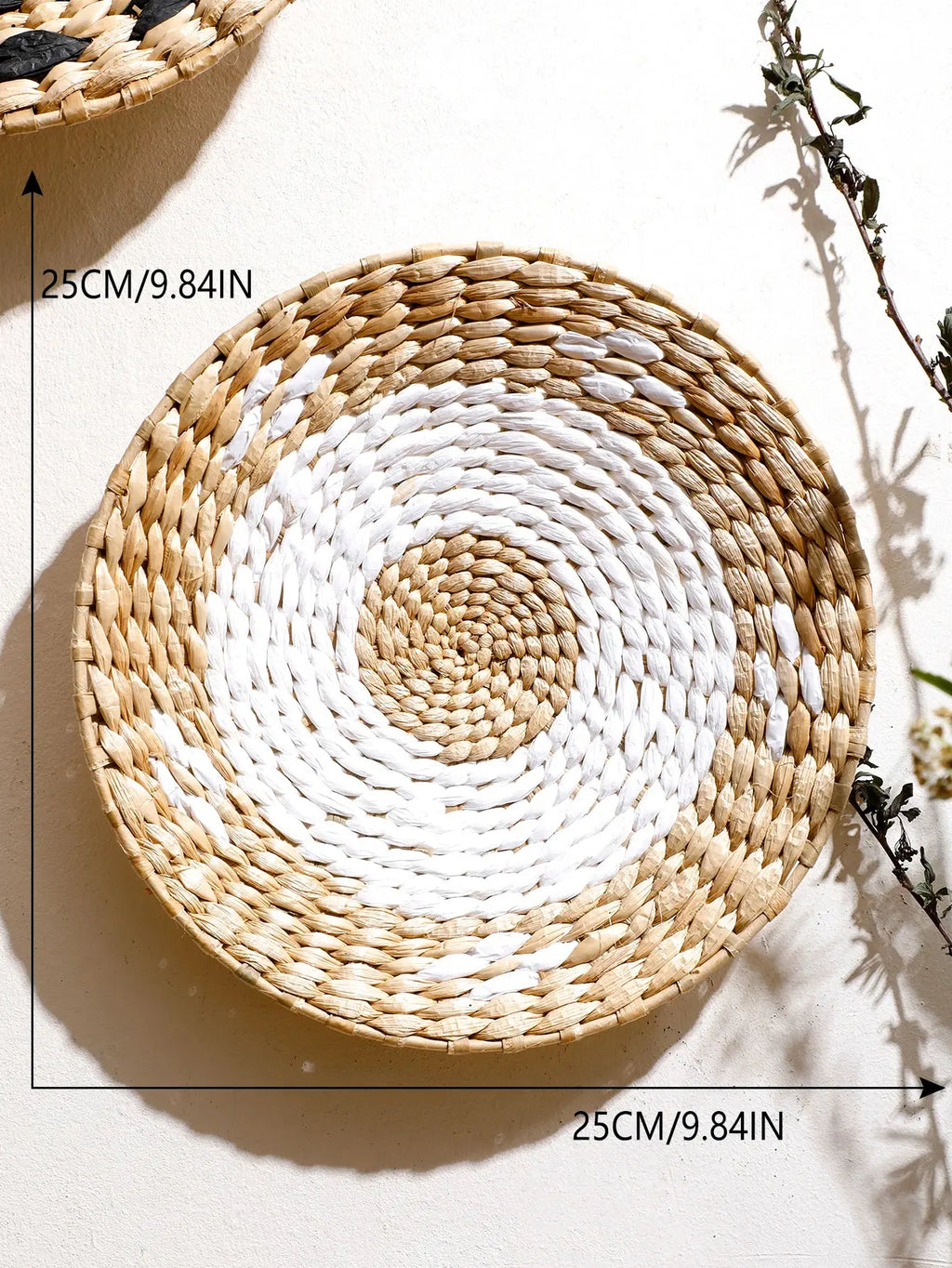 Petit panier mural décoratif bohème de 25 cm en osier tressé, décoration murale naturelle faite main DARINOVA
panier mural 25 cm
décoration murale en osier
décoration bohème naturelle
panier décoratif mural
décoration artisanale murale