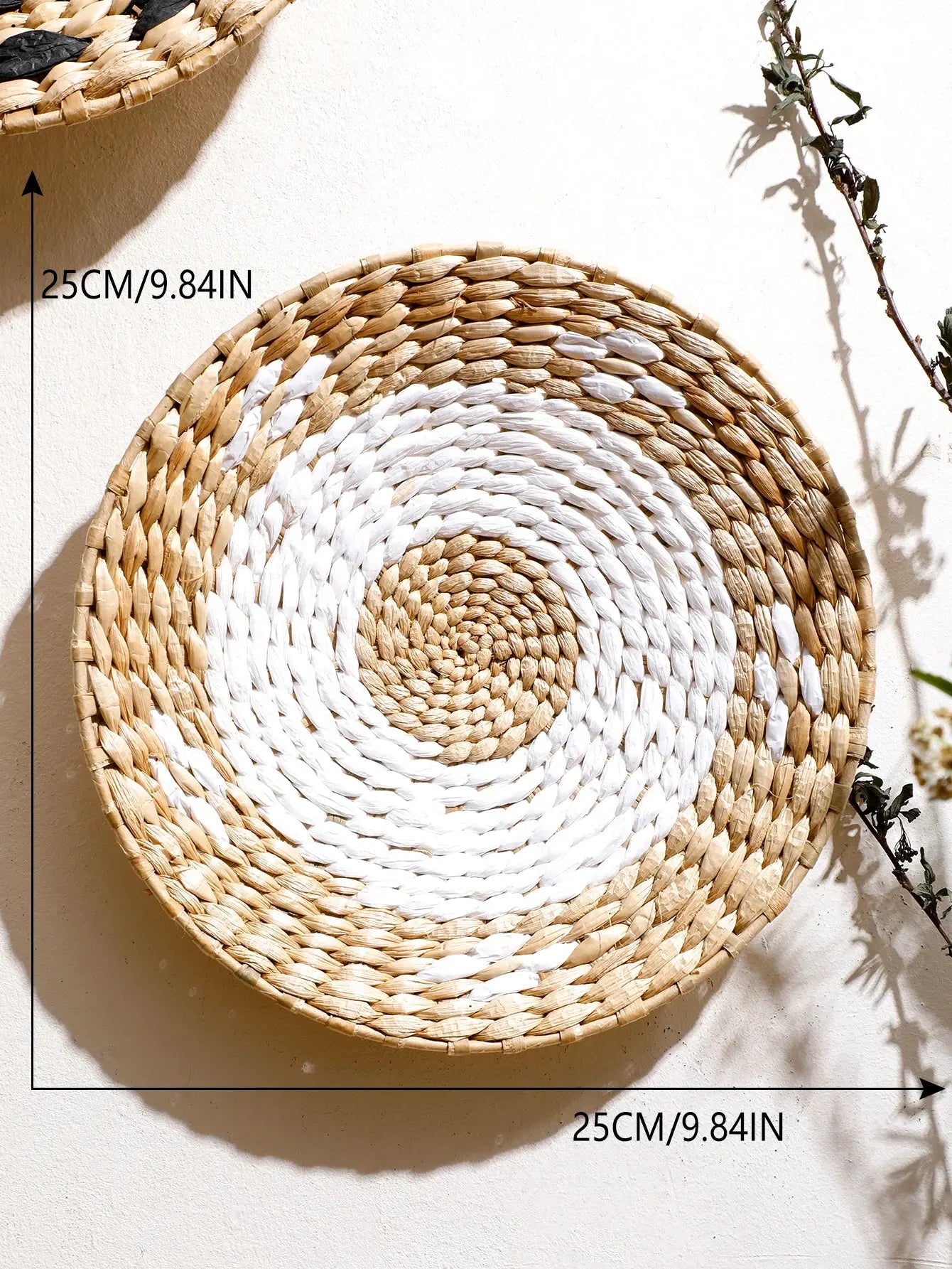 Petit panier mural décoratif bohème de 25 cm en osier tressé, décoration murale naturelle faite main DARINOVA
panier mural 25 cm
décoration murale en osier
décoration bohème naturelle
panier décoratif mural
décoration artisanale murale