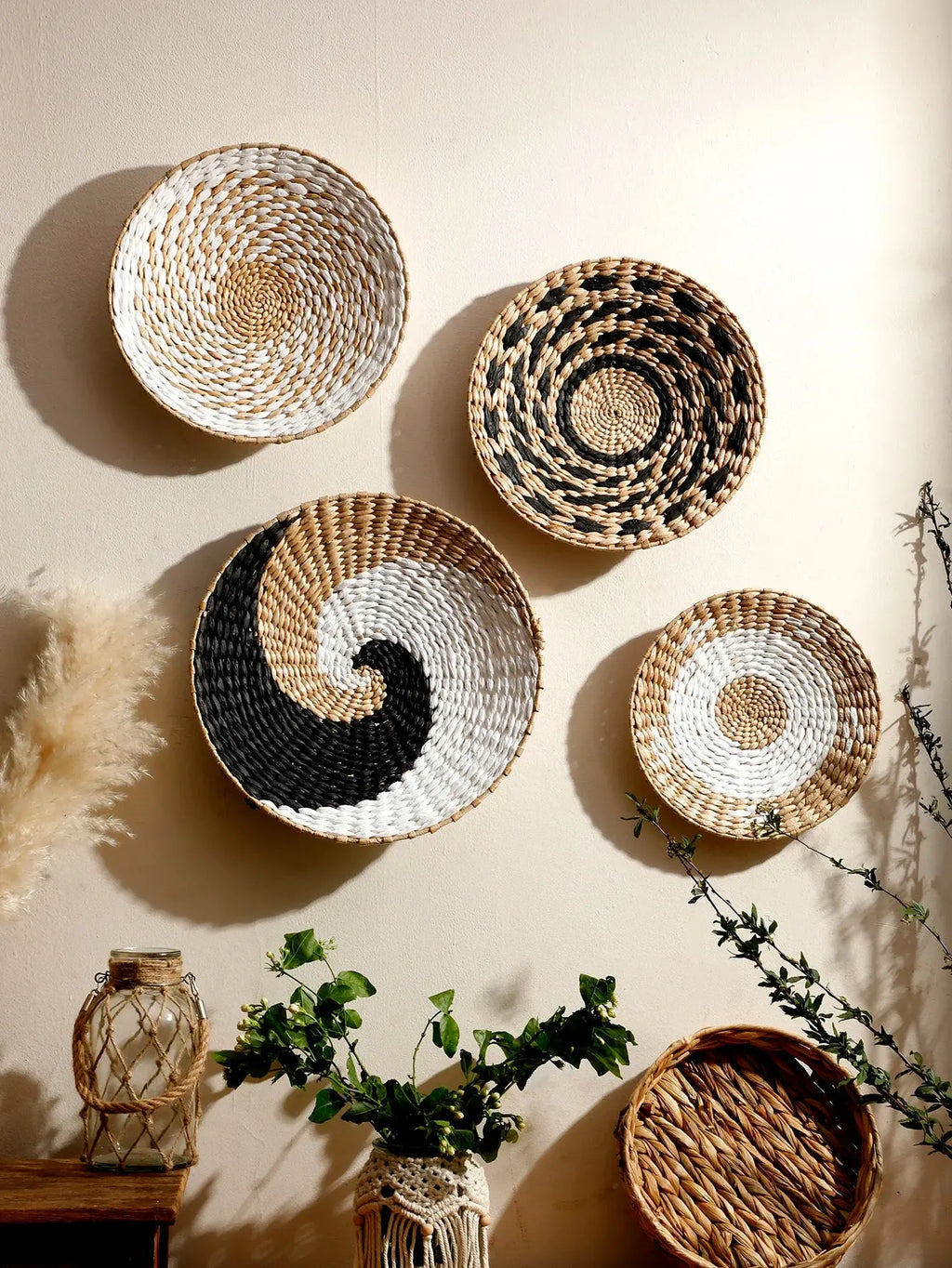 Panier mural bohème en osier tressé naturel, décoration murale artisanale pour salon, chambre, entrée et intérieur moderne – DARINOVA