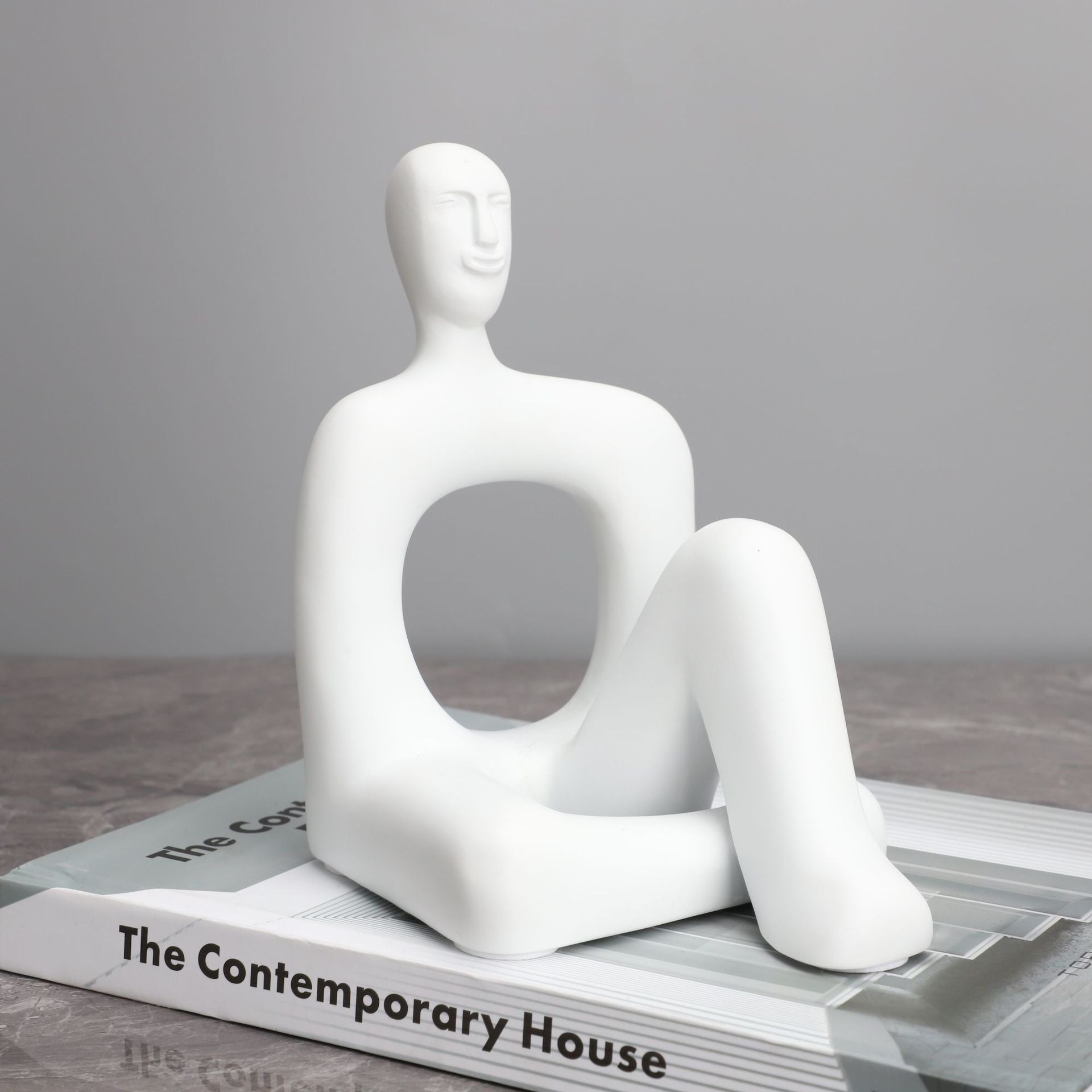 Sculpture art moderne résine — ambiance salon nordique
